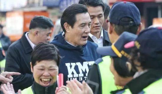 马英九发春联被女性摊主求合照。