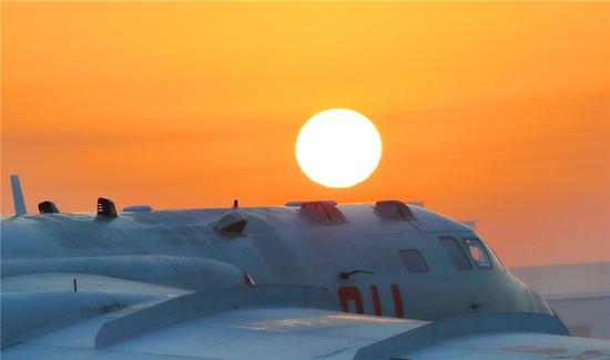 中国空军轰-6K战机进行飞行训练(资料照片)。张海深 摄