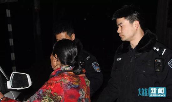 中国经济网:女子与家人闹矛盾赌气轻生 心脏病突发被警方救起