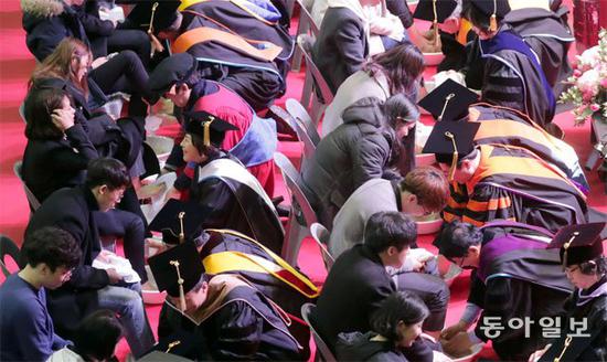 韩国大学教授为新生集体洗脚