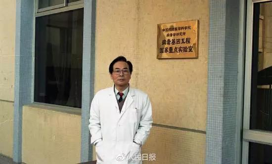 侯云德院士在病毒基因工程国家重点实验室大楼门口留影