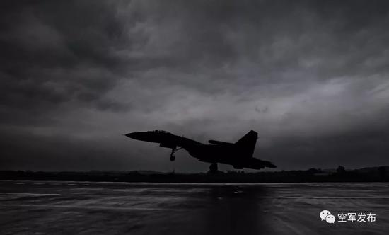 ▲3月7日,西部战区空军航空兵某旅组织复杂气象条件下飞行,锤炼全天候实战能力。