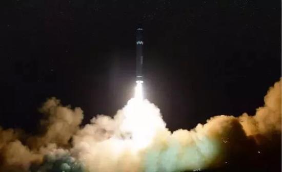 朝鲜11月29日宣布，成功试射了新开发的“火星-15”型洲际弹道导弹