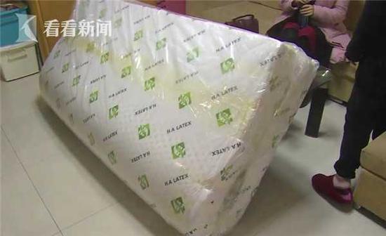 看看新闻KNEWS:女子越南重金购乳胶垫 从东莞发货还是三无产品