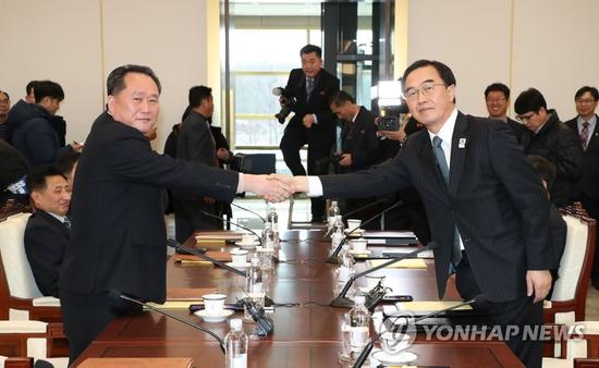 9日，朝韩代表团团长在会谈前握手