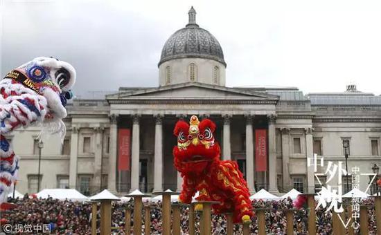 当地时间2018年2月18日，英国伦敦，伦敦市中心举行舞龙舞狮表演，庆祝中国春节。