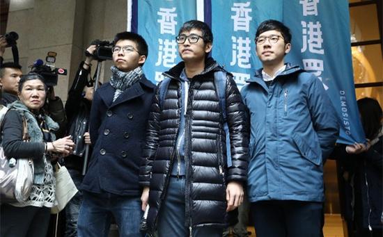 1518142521433642.jpg 黄之锋、周永康及罗冠聪等被特区终审法院“放生”。(图源:港媒)