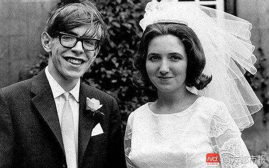 1965年，霍金与简结婚。