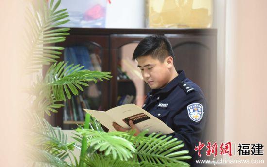 管教民警陈林彬帮助郑江查找寻亲线索。