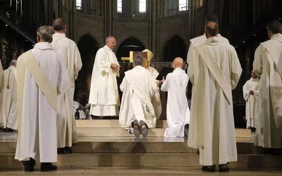 神父如何称呼平信徒?基督徒之间如称呼?