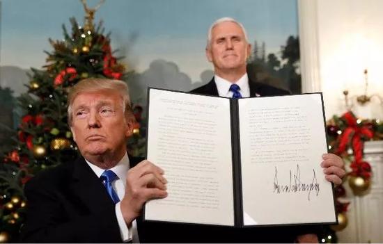 12月6日，美国总统特朗普在华盛顿白宫展示承认耶路撒冷为以色列首都的声明。新华社/路透