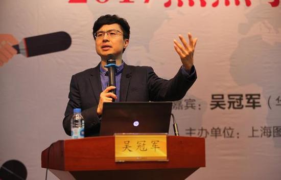 华东师范大学教授吴冠军2017年12月30日在上海图书馆举办的讲座上,从哲学角度针对2017年热门事件进行了反思和思考。 主办方供图