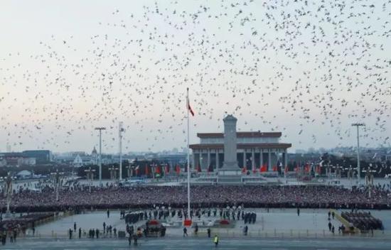 2018年1月1日晨，来自全国各地的数万名群众观看新年第一次升国旗仪式。新华社记者李刚 摄