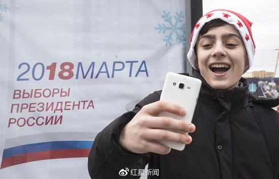 自拍贏iPhone圖據俄塔社