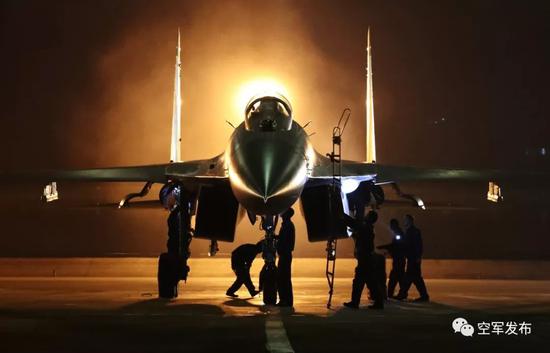 ▲3月7日,西部战区空军航空兵某旅机务人员快速准备夜训战机。