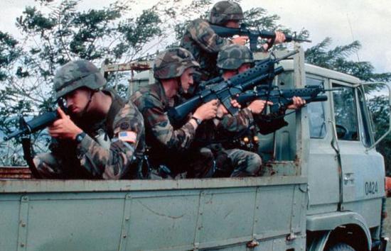 资料图片：1989年，入侵巴拿马的美军第82空降师士兵。（图片来源于网络）