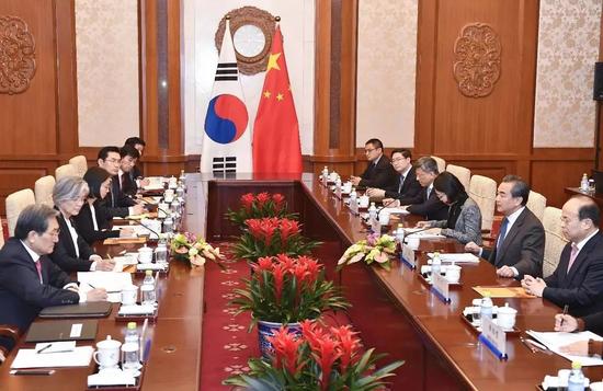 ▲11月22日,外交部长王毅在北京钓鱼台国宾馆同韩国外长康京和举行会谈。