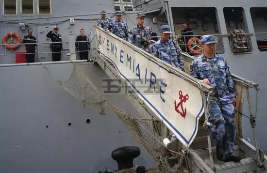 ▲驻港部队从法国护卫舰“葡月”号上走下来。(保加利亚新闻通讯社)