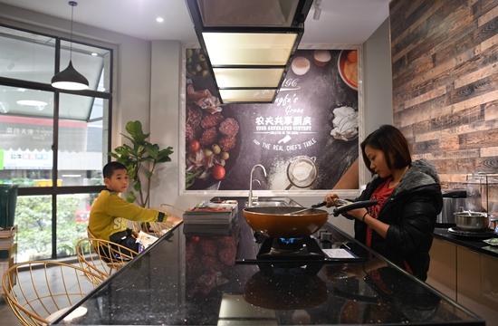 南宁，一家共享厨房深受年轻人热捧。视觉中国供图