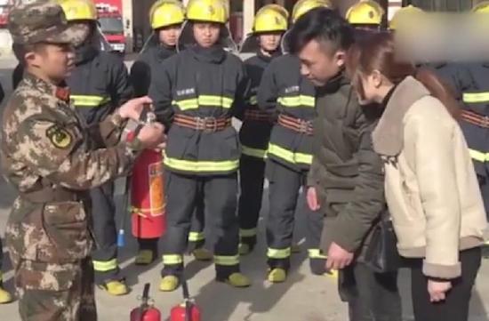 重庆晨报:家中着火后玩自拍情侣受邀参观消防队:烧得值(图)