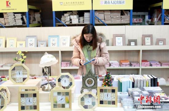 江苏南京,读者在先锋书店选购文化创意商品。 中新社发 安东 摄