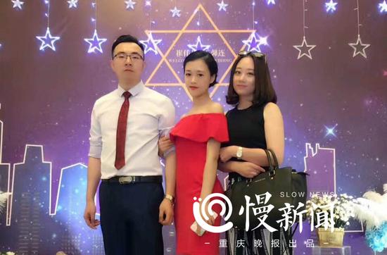 王馨连(中)和崔先生(左一)喜结良缘