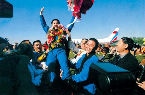  2003年10月16日 执行神舟五号任务航天员杨利伟返回西郊机场被欢呼的人群抛起 （摄影：朱九通）