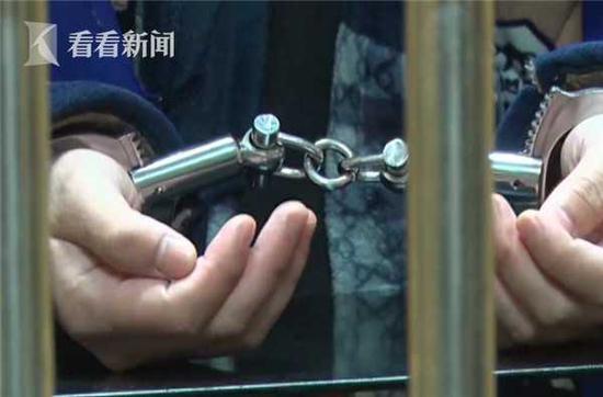 目前，小伟因涉嫌盗窃已被警方刑事拘留。