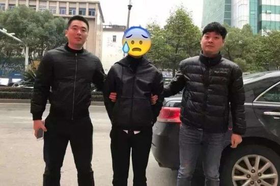 12月1日,方某在江西省上饶市某旅馆门口被警方抓获。