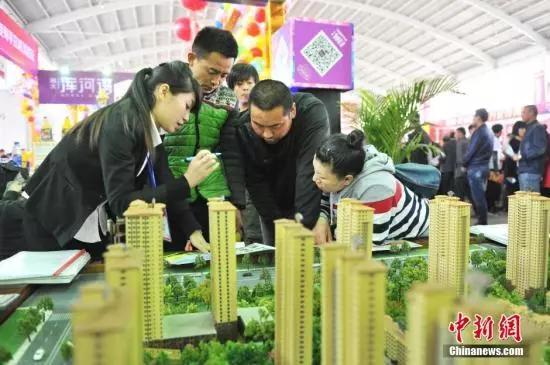 资料图:销售人员在给市民讲解。孙昊声 摄