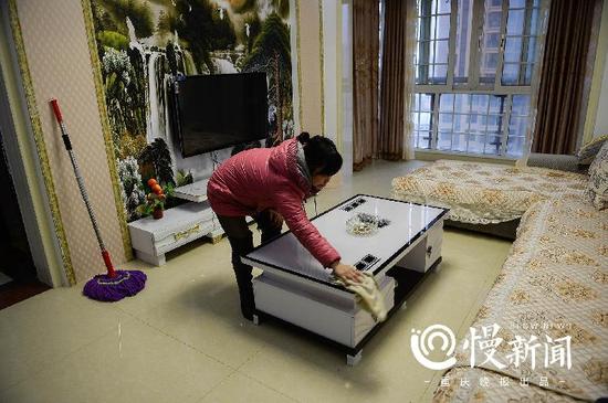 刘金心在外打工,新房子基本没怎么住过。何小平经常会过来替他打扫清洁。