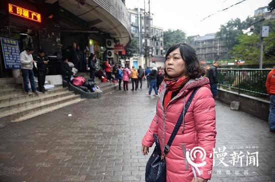 当年的储奇门人才市场已经拆除,何小平仍能认出这就是她找工作的地方。