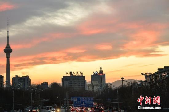 资料图:北京上空半晚时分现火烧云景观,十分绚丽。 中新网记者 翟璐 摄