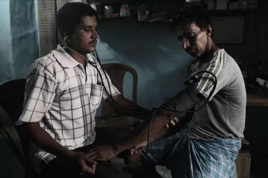 印度假神医致58人染艾滋 印网友斥政府不顾民