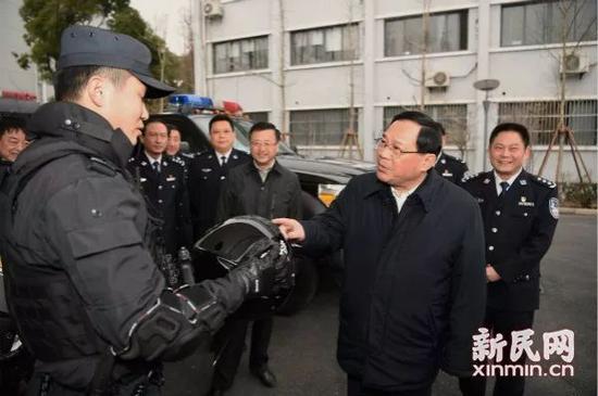 李强在特警总队慰问特警队员。 图片来源:新民网