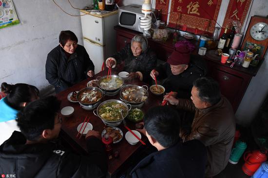 人民日报:春节团圆菜满桌 老人却在厨房“偷吃”剩菜(图)