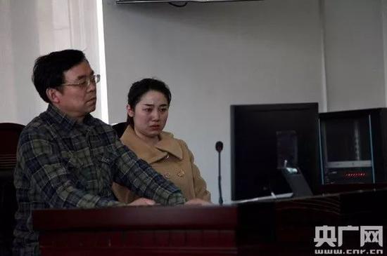 纪元及其父亲 图片来源:央广网