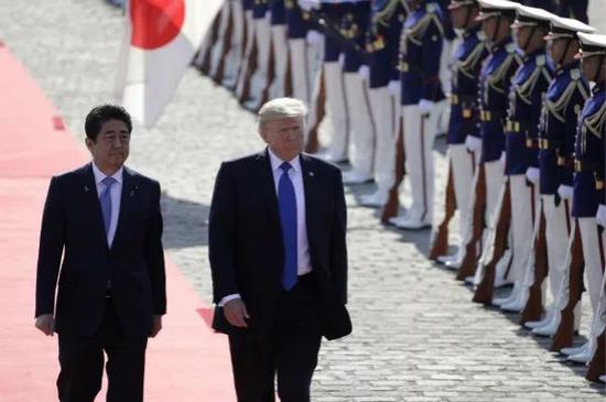 2017年11月6日，在日本首都东京，日本首相安倍晋三（左）欢迎到访的美国总统特朗普。新华社发