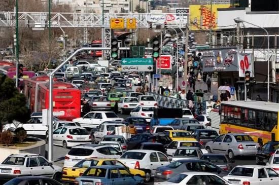 1月13日，汽车行驶在伊朗首都德黑兰街头。新华社/法新