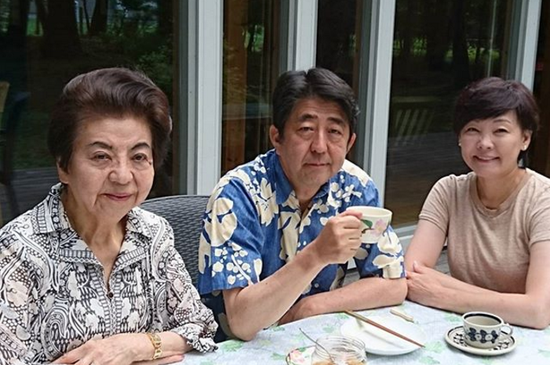 资料图：安倍洋子（左）、安倍晋三（中）、安倍昭惠（右）