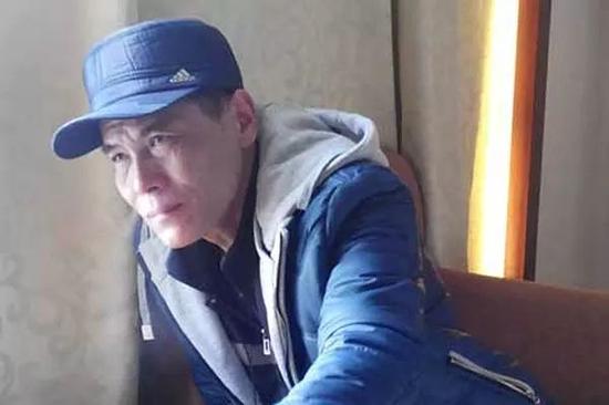 刑满释放后的周远,27岁被抓,出狱时已42岁。图片来自网络