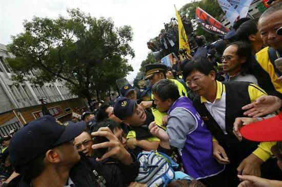 4日劳团成员突然向台立法机构内冲撞,想要突破警方封锁,想进入议事厅,引发冲突。(图源:中时电子报)