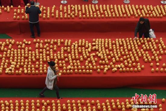 资料图： 市民砸金蛋。图片来源：CFP视觉中国