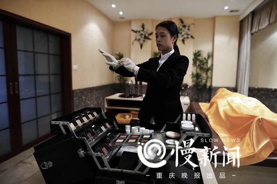 王馨连带上橡胶手套,开始整容