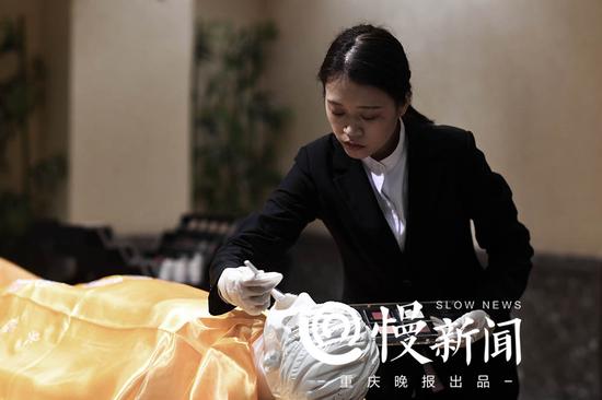 为提高遗体整容水平,王馨连在模特上苦练技术
