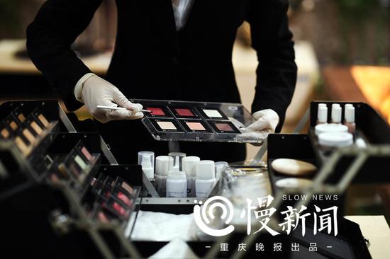 根据遗体的肤色,进行化妆调色