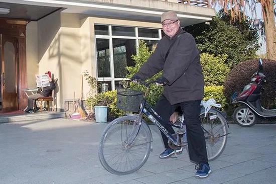 昨天下午，68岁的叶大伯游完泳骑着自行车回来了。