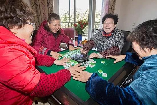 昨天下午2点，四位女士在2楼的棋牌室打麻将，这一局是73岁的房东王阿姨（右2）和了。