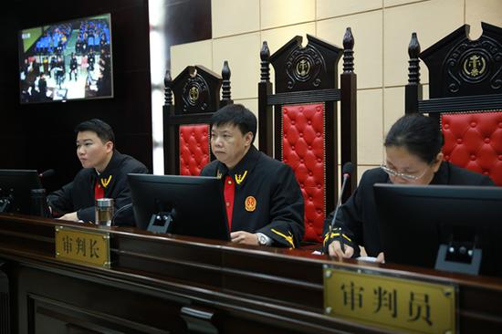 图为赣州市中级人民法院院长邹宇平担当审讯长主审案件。