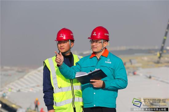 新机场主航站楼项目经理李建华（右）。谭禄宏摄 千龙网发